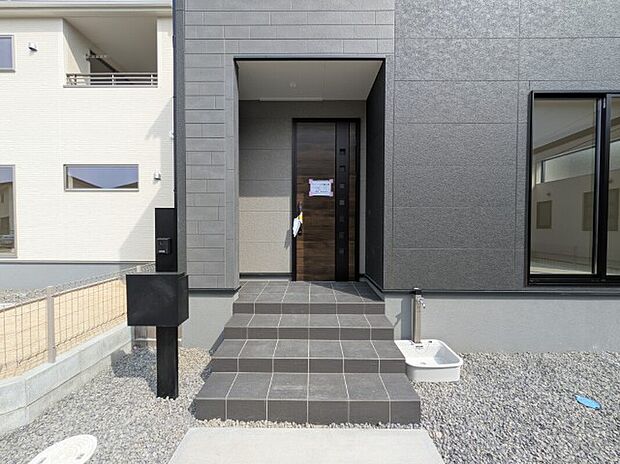 【2号棟玄関】玄関ポーチも整備されたきれいな玄関です