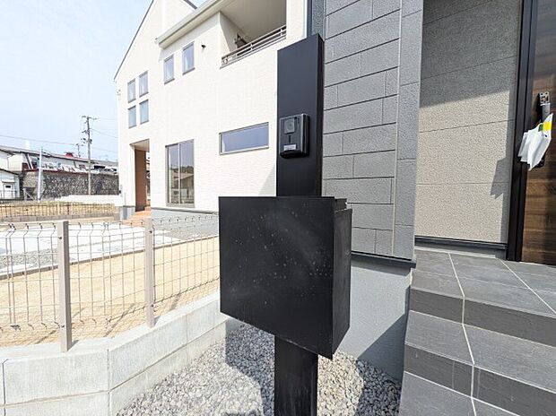 【2号棟郵便受け】ＴＶモニター付きインターホン付きの郵便受け