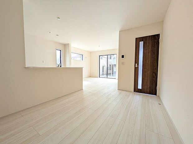 【ダイニング】2号棟写真　家族が集うため十分な広さを確保！家族間のコミュニケーションが増える対面式キッチン！