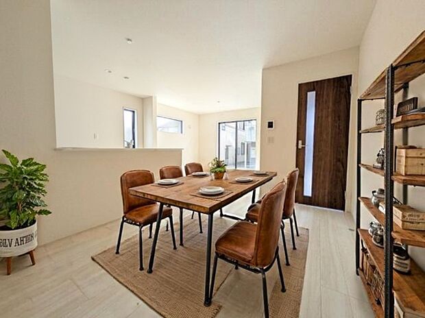 【ダイニングに家具を配置したイメージ画像】2号棟のダイニングに家具を配置したイメージ画像です。※本画像はCGで作成しており、実際に現地に 家具は置かれておりません。また、価格に 家具は含まれておりません。