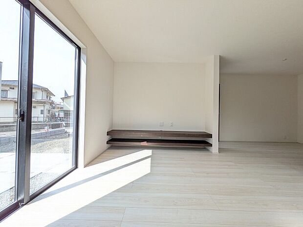 【リビング】2号棟写真　日差しがたっぷり入るリビングです！備え付けのテレビ台も付いています！