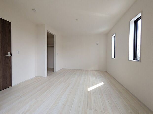 【寝室】2号棟写真　フローリングは木材を利用しているので、色々なテイストのインテリアと馴染みやすく、部屋のインテリアの自由度が広がり、好みのテイストに仕上げることができます。