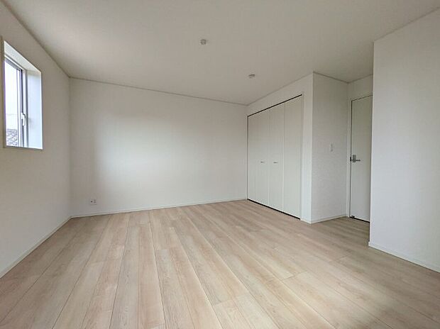 【寝室】1号棟写真　フローリングのお部屋は耐久性があり傷が付きにくいので、一般的な使用ではメンテナンスはあまり必要ありません。また、汚れたらさっとふき取るだけで、きれいな場外を保つことができます。