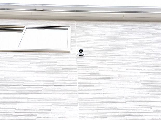 【防犯カメラ】1号棟写真　玄関上部には防犯カメラがついているので、安心・安全につながります。
