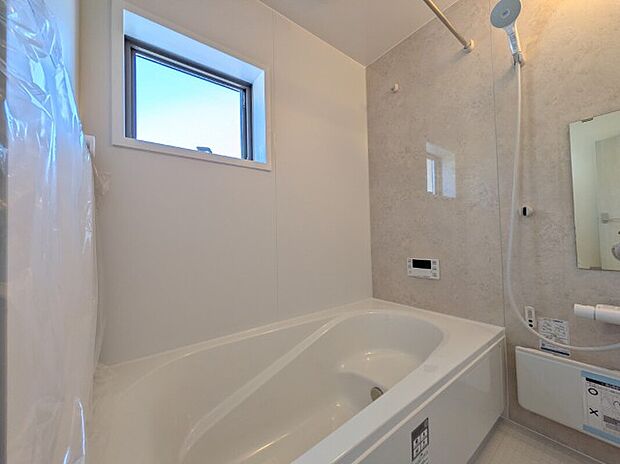 【浴室】同社施工写真　１坪サイズのバスルーム。浴室換気乾燥機を標準装備。乾きやすい床やお手入れのしやすい排水溝など、いつも清潔にご使用いただけます。