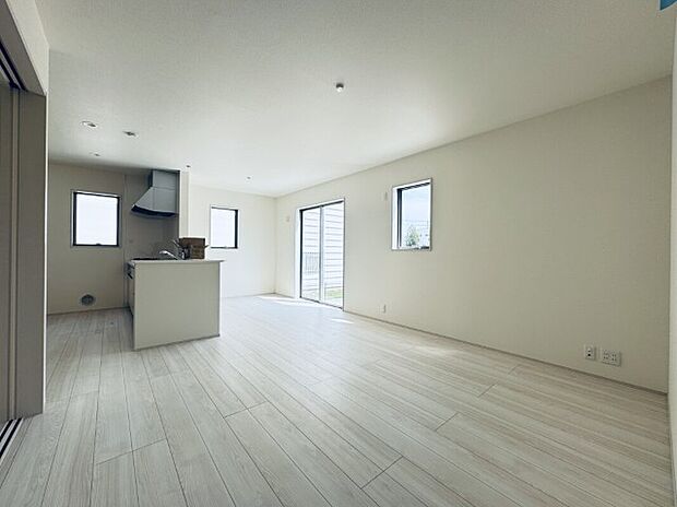 【リビング】同社施工写真　フローリングのリビングは木の温もりで安らぎと癒しをもたらすプライベート空間♪大きな窓からは、陽光があふれ明るく居心地の良いご家族皆がゆったり寛げる憩いの空間となりそうです