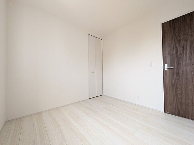 【子供部屋】同社施工写真 フローリングのお部屋は耐久性があり傷が付きにくいので、一般的な使用ではメンテナンスはあまり必要ありません。また、汚れたらさっとふき取るだけで、きれいな場外を保つことができます。
