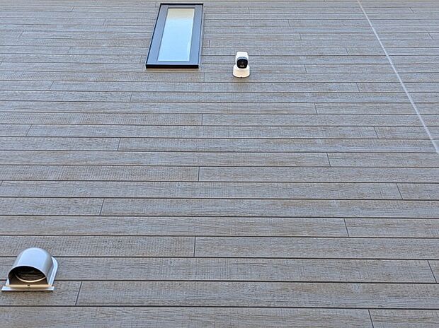 【防犯カメラ】1号棟写真　玄関上部には防犯カメラがついているので、安心・安全につながります。