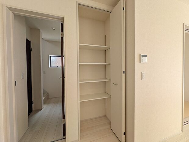 【クローゼット】3号棟写真　キッチン隣にはクローゼットが付いています。ストック用品などが収納でき大変便利！