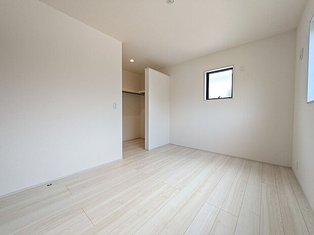 【寝室】3号棟写真　フローリングのお部屋は耐久性があり傷が付きにくいので、一般的な使用ではメンテナンスはあまり必要ありません。また、汚れたらさっとふき取るだけで、きれいな場外を保つことができます。
