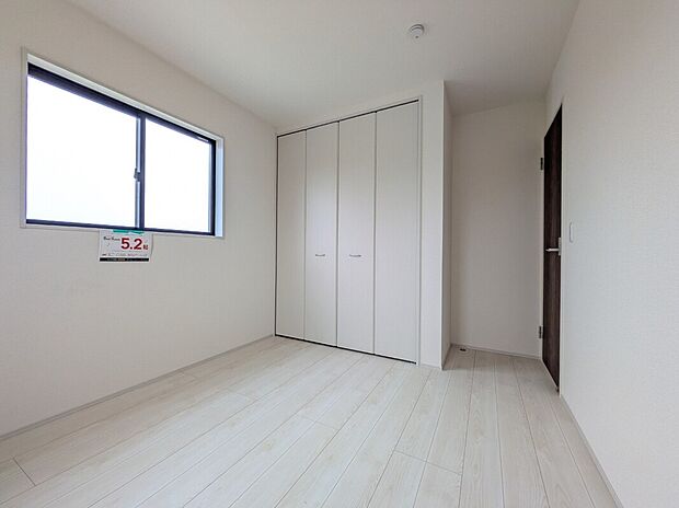 【子供部屋】1号棟写真 フローリングは木材を利用しているので、色々なテイストのインテリアと馴染みやすく、部屋のインテリアの自由度が広がり、好みのテイストに仕上げることができます。
