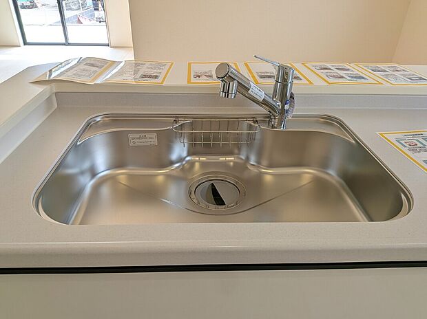 【キッチン】1号棟写真 浄水器一体型水栓です。蛇口をひねればいつでもおいしい水が飲めるのが嬉しいです