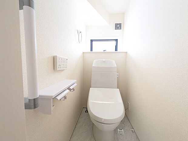 【トイレ】同社施工写真 1階と2階に完備されているので、朝の忙しい時間帯に困ることはありません。