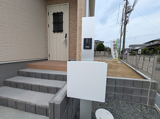 【TVモニター付インターホン】5号棟写真 防犯面でも役立つTVモニター付インターホンが完備!録画機能もあるので、安心につながります。