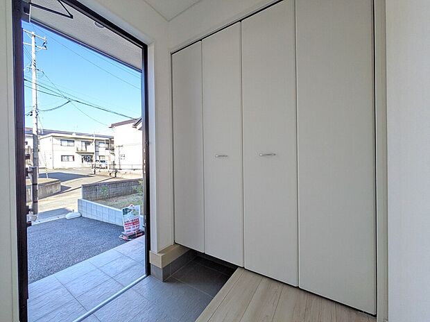 【シューズクローゼット】2号棟写真 玄関には天井高いっぱいのシューズクローゼットがついているので、家族全員分の靴を収納できます!