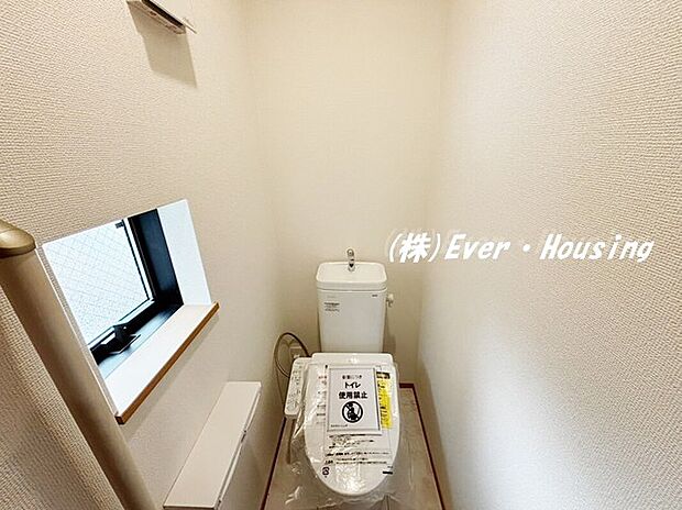 【トイレ】ウォシュレット機能付きです。お手入れのしやすい仕様で衛生的なトイレを維持できます。