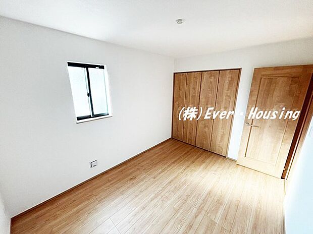 【洋室6帖】収納力豊富で、整理整頓収納できるためすっきりとした室内空間を維持することができます。