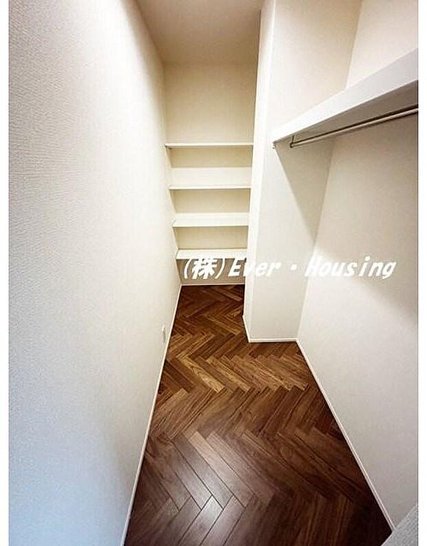 【収納力のあるウォークインクローゼット。】衣類や季節用品をまとめて収納でき、室内をすっきり保てます。ゆとりあるスペースで整理整頓もしやすい便利な収納です。