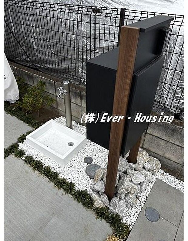 【郵便受けはスタイリッシュでお洒落なポストを設置。】玄関横には郵便物を受け取れるスタイリッシュなポストを設置。さらに外水栓も備えており、洗車やガーデニング、外回りのお掃除などにも便利に使えます。日々の暮らしを快適にサポートしてくれる嬉しい設備です。