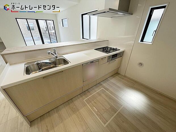 3号棟
対面式キッチンですので、お食事の準備をしながらご家族との会話を楽しめます☆水回りも集中しているので、家事の動きがらくちん♪全スライド式収納キッチンですのでお皿や鍋の出し入れもラクラクです!