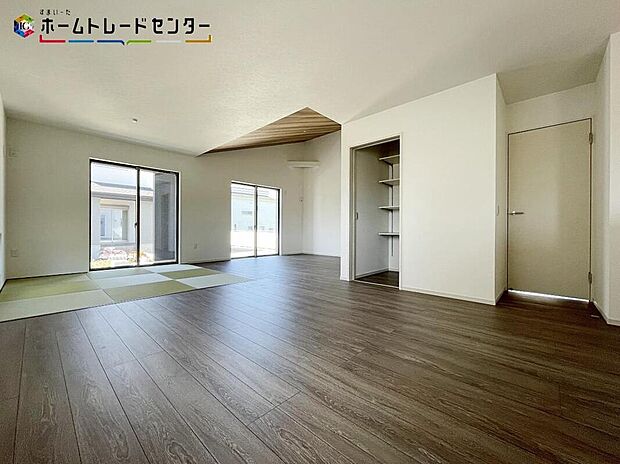 陽当たり良好のリビング♪大きな窓がありますので、陽光あふれる明るく暖かな空間です。居心地良く、ご家族皆が自然と集まる、ゆったり寛げる憩いの空間となりそうです。コミュニケーションが深まります！