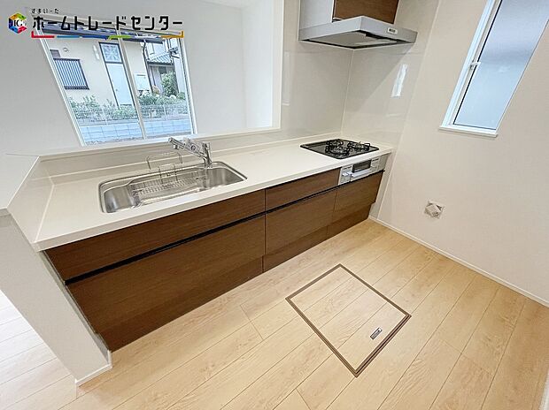 対面キッチンですので、お客様が来てもひとりにすることなく、おしゃべりを楽しみながらお茶や調理の作業が出来ます!快適なおもてなしができ、お客様も居心地がよくついつい長居をしてしまうのではないでしょうか!