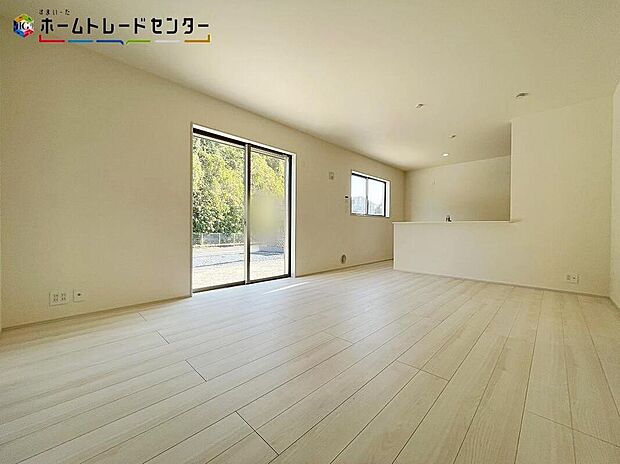 ２号棟
明るい日差しがさすリビングは、暖かな家族の憩い空間です。リビングの大きな窓から、芝生を敷いたりお花で飾ったお庭を眺めながら、毎日の会話が弾みそうですね♪