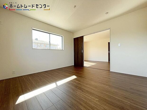 明るく収納豊富な洋室です！衣類収納を新たに購入しなくて済みますので、家具の配置やデザインなどを考えるのが楽しくなるお部屋です！自分好みのインテリアで、自分好みの居心地の良い部屋を作り上げてください！