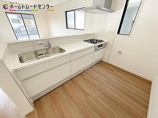 対面式キッチンですので、お食事の準備をしながらご家族との会話を楽しめます☆水回りも集中しているので、家事の動きがらくちん♪全スライド式収納キッチンですのでお皿や鍋の出し入れもラクラクです！