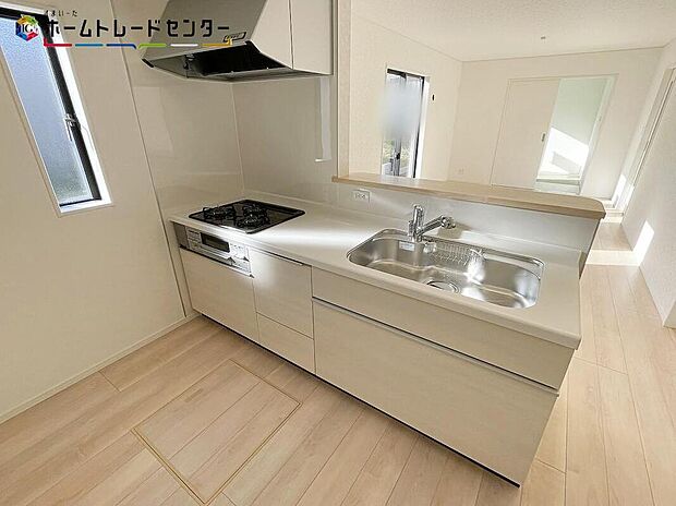 おしゃれなカウンターキッチン♪リビングで遊んでいるお子様を見守りながら、時にはお喋りをしながら料理や後片付けができる人気の高いスタイルです♪テレビの話題や一日の出来事、食卓も会話が弾みますね♪