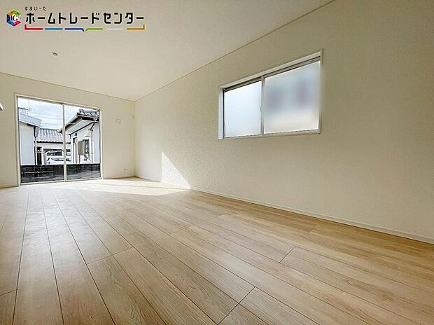 開放感のある明るいリビング＆キッチンです！対面式キッチンからは、リビングにいるご家族の様子が一目で分かります。テレビを見ながら、家族と会話しながら孤立することなく、リビングとキッチンを行き来出来ます！