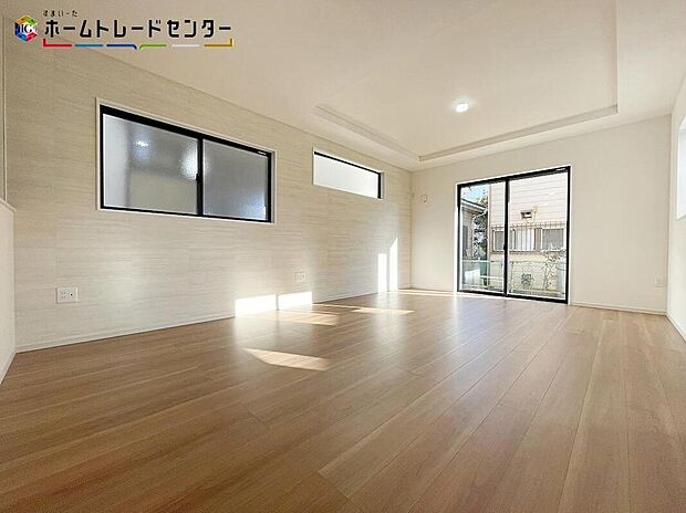 陽当たり良好のリビングです♪大きな窓がありますので、陽光あふれる明るい空間です。居心地良く、ご家族皆がゆったり寛げる憩いの空間となりそうです。