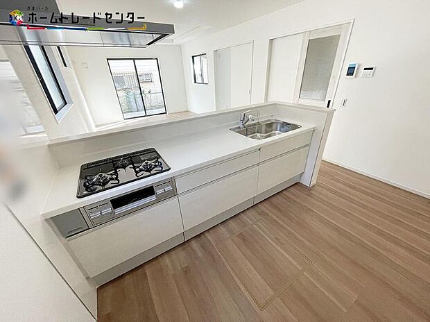 対面式キッチンですので、お食事の準備をしながらご家族との会話を楽しめます☆水回りも集中しているので、家事の動きがらくちん♪全スライド式収納キッチンですのでお皿や鍋の出し入れもラクラクです！