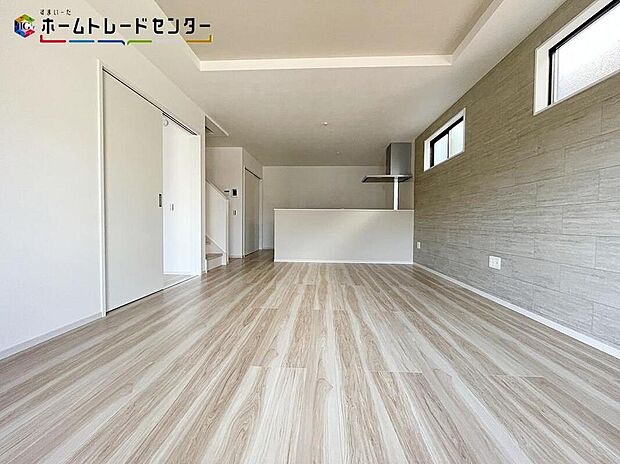 大きな南窓から暖かな光がたっぷり差し込むリビング。ご家族の憩いの場ですね。明るい色味の床材はどんなスタイルにも合わせやすいデザインです♪明るいリビングで家族団らんの時間を楽しみましょう!!