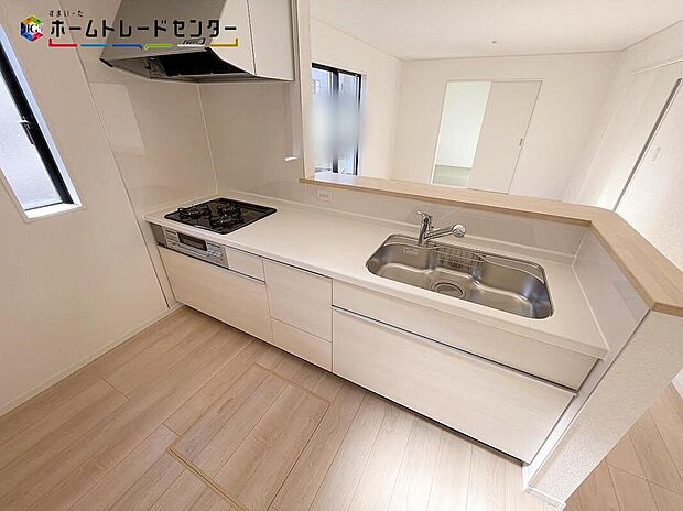 １号棟
おしゃれなカウンターキッチン♪リビングで遊んでいるお子様を見守りながら、時にはお喋りをしながら料理や後片付けができる人気の高いスタイルです♪テレビの話題や一日の出来事、食卓も会話が弾みますね♪