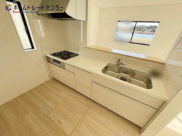 おしゃれなカウンターキッチン♪リビングで遊んでいるお子様を見守りながら、時にはお喋りをしながら料理や後片付けができる人気の高いスタイルです♪テレビの話題や一日の出来事、食卓も会話が弾みますね♪