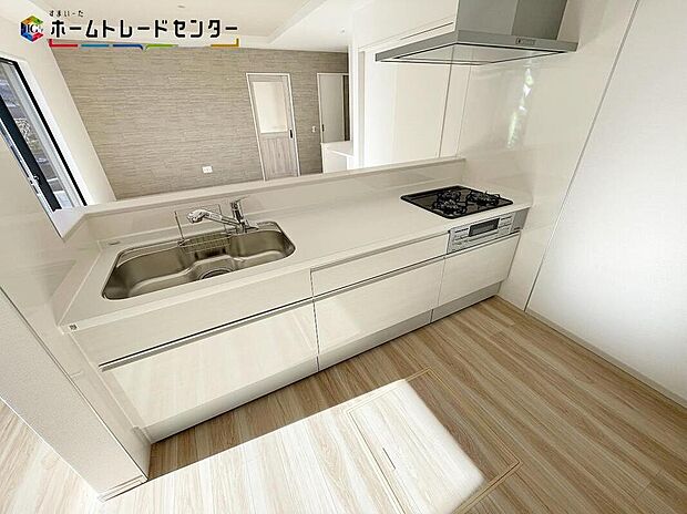 対面式キッチンですので、お食事の準備をしながらご家族との会話を楽しめます☆水回りも集中しているので、家事の動きがらくちん♪全スライド式収納キッチンですのでお皿や鍋の出し入れもラクラクです！