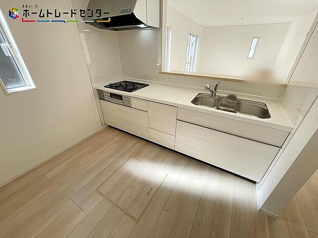 １号棟
おしゃれなカウンターキッチン♪リビングで遊んでいるお子様を見守りながら、時にはお喋りをしながら料理や後片付けができる人気の高いスタイルです♪テレビの話題や一日の出来事、食卓も会話が弾みますね♪