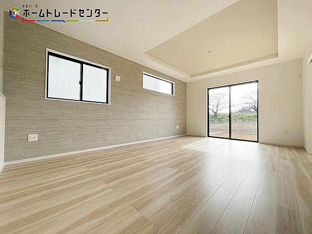 １号棟
陽当たり良好のリビングです♪大きな窓がありますので、陽光あふれる明るく暖かな空間です。居心地良く、ご家族皆が自然と集まる、ゆったり寛げる憩いの空間となりコミュニケーションが深まります！