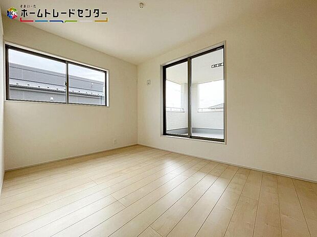 １号棟
穏やかな光が差し込む室内！穏やかな時間が流れます。休日には、落ち着いた空間で自分の趣味を楽しむのはいかがですか。なんとなく休日を過ごしてしまうこともなく、充実した素敵な一日になることでしょう！