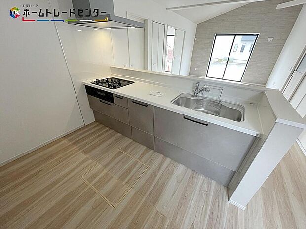 対面式キッチンですので、お食事の準備をしながらご家族との会話を楽しめます☆水回りも集中しているので、家事の動きがらくちん♪全スライド式収納キッチンですのでお皿や鍋の出し入れもラクラクです！