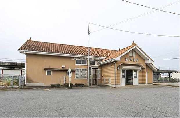 稲戸井駅(いなとい駅)は、茨城県取手市にある関東鉄道常総線の小さな無人駅で、住宅地に囲まれた静かなローカル駅です。1913年開業の歴史ある駅で、2面2線のシンプルな構造を持っています。