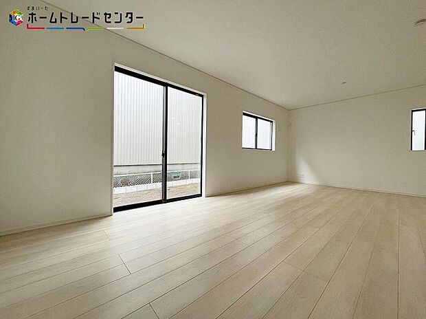 １号棟
開放感のある明るいリビング！対面式キッチンからは、リビングにいるご家族の様子が一目で分かります。テレビを見ながら、家族と会話しながら孤立することなく、リビングとキッチンを行き来出来ます！