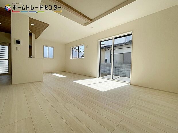 広々とした開放感あふれるリビングです。ゆったり寛げる充分な広さがございますので、ご家族でインテリアのレイアウトを考えるのも楽しみになりそうです。