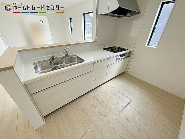 １号棟
おしゃれなカウンターキッチン♪リビングで遊んでいるお子様を見守りながら、時にはお喋りをしながら料理や後片付けができる人気の高いスタイルです♪テレビの話題や一日の出来事、食卓も会話が弾みますね♪