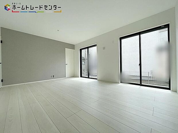 たくさんの窓から注ぐ太陽の光。時間の経過とともに位置を変え部屋に変化と温もりをもたらしてくれます。家族みんながくつろげるリビング！キッチンから隅々まで見渡せ、小さなお子様の様子がすぐに確認いただけます