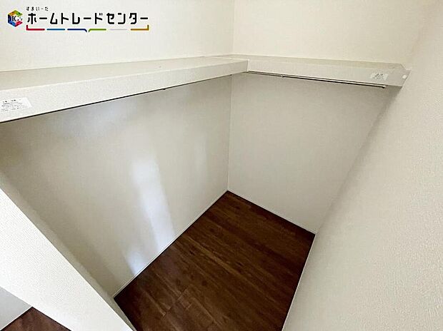 コートハンガー付きのウォークインクローゼット！大容量ですので、衣替えのわずらわしさもございません！洋服タンスをしまえるくらいの大きさなので、大物も楽々収納でき、すっきりと綺麗な室内をいつでも保てます！