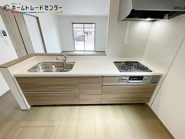 キッチンで作業しているママと、リビングにいるご家族が楽しくお話し出来る空間となっております。テレビの内容や、会社や学校であったこと何でも話せるコミュニケーション溢れる場所になりそうです！