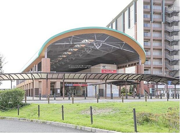 つくばエクスプレス線「みらい平」駅!駅周辺は住宅街が広がり、商業施設や公園も点在しています。スーパーや銀行、ドラッグストアなどがあり、生活に便利な環境が整っています。