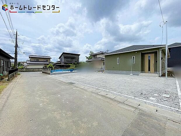 ２号棟嬉しい仕様がたくさん！システムキッチン、浴室乾燥機、床下収納、防犯カメラ、TVモニター付きインターホン、人感センサー付玄関灯、全居室ペアガラス、駐車３台可（車種による）♪